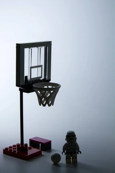 Silhouette Lego star wars stormtrooper jugando baloncesto en la cancha de baloncesto . — Foto de Stock