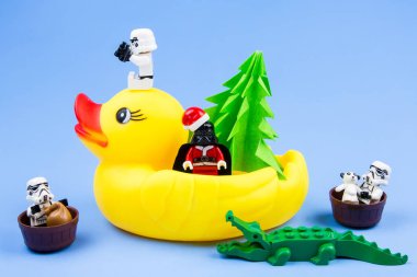 Lego star wars stormtrooper ve Lego darth vader dağıtım hediyeler Christmas.Theme Noel gün arka plan, Noel Baba taşıma sarı lastik ördek gibi giyinmiş.