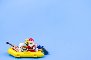 Lego Noel Baba taşıma sarı lastik sürat teknesi dağıtım hediyeler Christmas.Theme Noel gün arka plan.