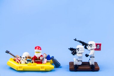 Lego star wars stormtrooper korsan heist Lego Noel Baba taşıma sarı lastik sürat teknesi Christmas.Theme Noel gün arka plan, dağıtım hediyeler için kapalı olarak.