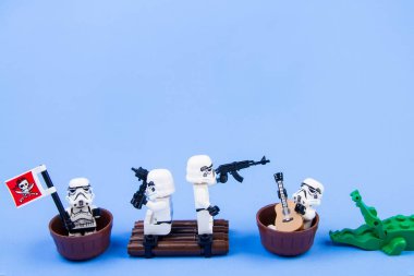 Lego star wars stormtrooper dinlenme zamanı korsan olarak. Lego Star Wars mini figürleri film serisi. LEGO dünya çapında toplanan bir kilitli tuğla sistemidir.
