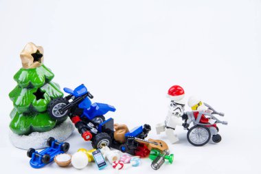 Lego alınan stormtrooper lego Noel Baba kaza motosiklet kazasında Noel ağacı dağıtım hediyeler Noel hastaneye iken. Tema Noel günü arka plan.