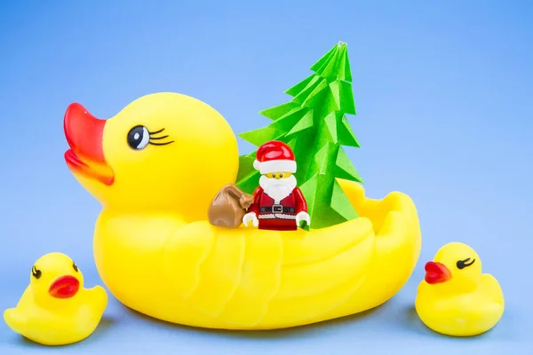 Lego Babbo Natale trasporto anatra di gomma gialla ai regali di distribuzione a Natale.Tema Natale giorno di sfondo . — Foto Stock