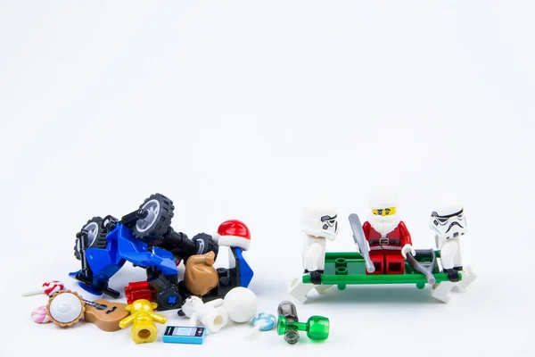 LEGO stormtrooper brát lego Santa Claus nehoda motocyklu havárii vánoční strom při distribuci dárků na Vánoce do nemocnice. Téma první svátek vánoční pozadí. — Stock fotografie