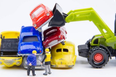 Minyatür küçük oyuncaklar mezarlığı araba hakkında iş yaptığını hasar