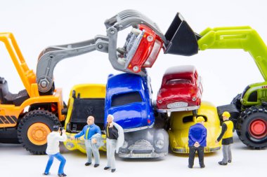 Minyatür küçük oyuncaklar mezarlığı araba hakkında iş yaptığını hasar