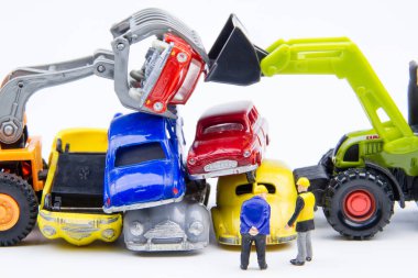 Minyatür küçük oyuncaklar mezarlığı araba hakkında iş yaptığını hasar