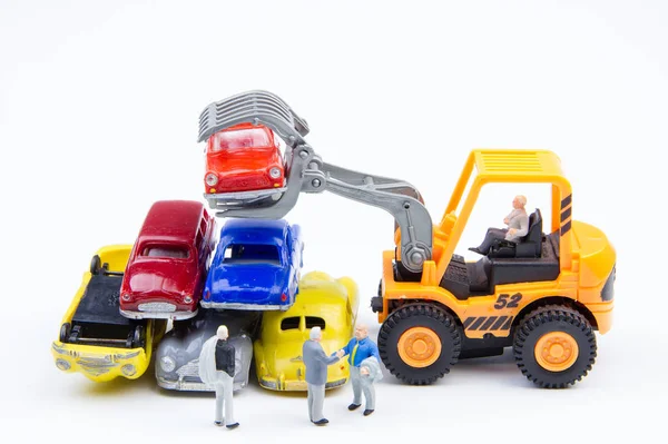 Миниатюрные крошечные игрушки, делающие бизнес о кладбище автомобиль был ущерб — стоковое фото