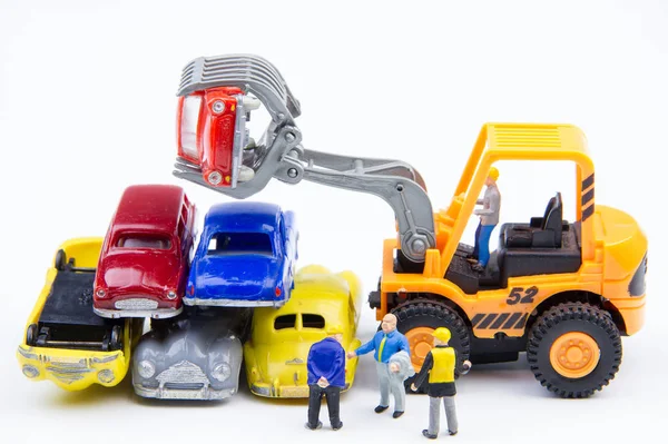 Minyatür küçük oyuncaklar mezarlığı araba hakkında iş yaptığını hasar