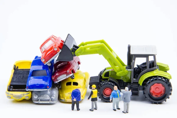 Minyatür küçük oyuncaklar mezarlığı araba hakkında iş yaptığını hasar