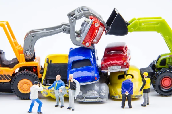 Minyatür küçük oyuncaklar mezarlığı araba hakkında iş yaptığını hasar