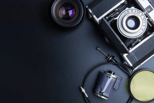 Vintage φωτογραφία κάμερα φιλμ με φακό και o Φωτογραφικός Εξοπλισμός — Φωτογραφία Αρχείου