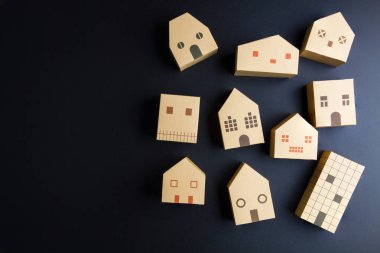 Ev mimari model kağıt kutusu küpleri siyah arka plan zekâ