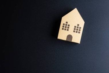 Ev mimari model kağıt kutusu küpleri siyah arka plan zekâ