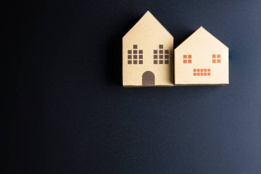 Ev mimari model kağıt kutusu küpleri siyah arka plan zekâ