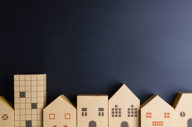 Ev mimari model kağıt kutusu küpleri siyah arka plan zekâ