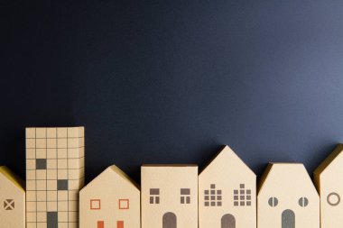 Ev mimari model kağıt kutusu küpleri siyah arka plan zekâ