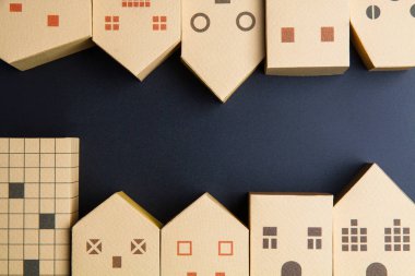 Ev mimari model kağıt kutusu küpleri siyah arka plan zekâ