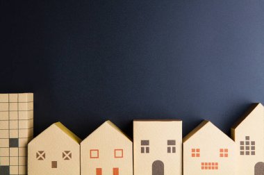 Ev mimari model kağıt kutusu küpleri siyah arka plan zekâ