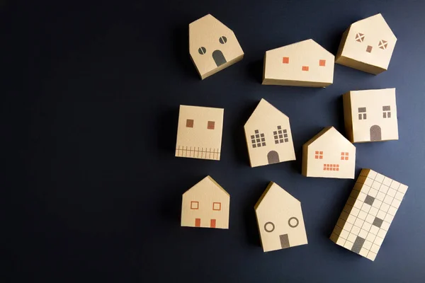Home Architectural Model Papierkartonwürfel auf schwarzem Hintergrund mit Witz — Stockfoto