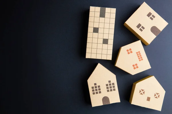 Home modello architettonico scatola di carta cubi su sfondo nero arguzia — Foto Stock