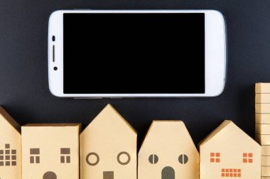 Ev mimari model kağıt kutusu küpleri ve blac akıllı telefon