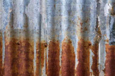 Eski ve paslı demir galvaniz plaka üzerinde ev doku ve renk f