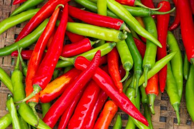 Belgili tanımlık çarşı içinde yemek pişirmek için kırmızı ve yeşil biber.