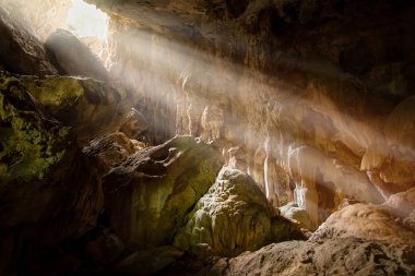 Görünmeyen Tayland. Güneş ışığı Khao Rüzgar Cave.U parlar