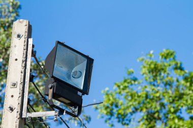 Mavi gökyüzü arka planında sokak lambası.