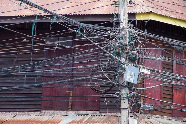 En hel del elektriska ledningar på El pylon i Thailand. — Stockfoto