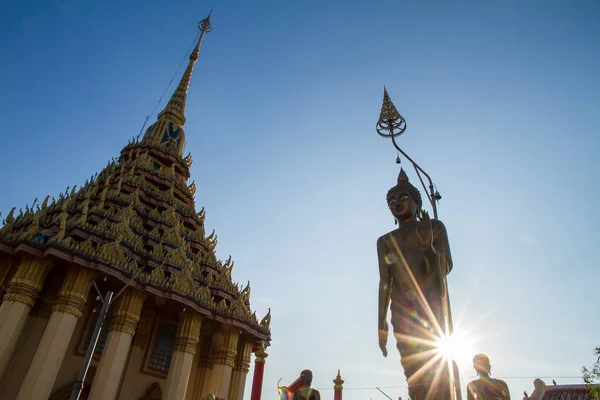 Bouddha dans un temple au coucher du soleil du soir.Thaïlande — Photo