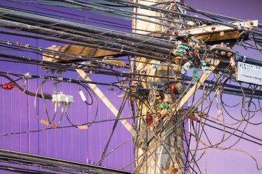 Bir sürü elektrik kablo elektrik pilon Tayland tarihinde.