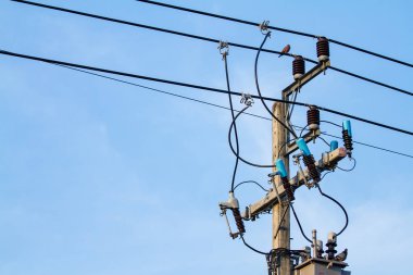 elektrik direği güç mavi gökyüzü arka plan ile