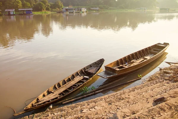 Rowing Boats fishing in the morning on Sakae Krang River, Uthai — Stock Photo, Image