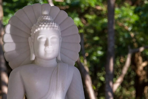Buda de mármol blanco en un templo Tailandia . — Foto de Stock