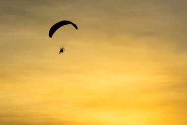 Günbatımında uçan siluet Paramotor, paraşüt, Paraglide 
