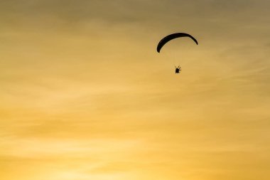 Günbatımında uçan siluet Paramotor, paraşüt, Paraglide 