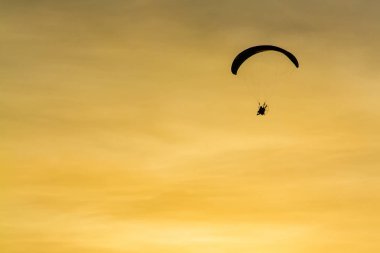 Günbatımında uçan siluet Paramotor, paraşüt, Paraglide 