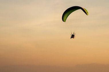 Günbatımında uçan siluet Paramotor, paraşüt, Paraglide 