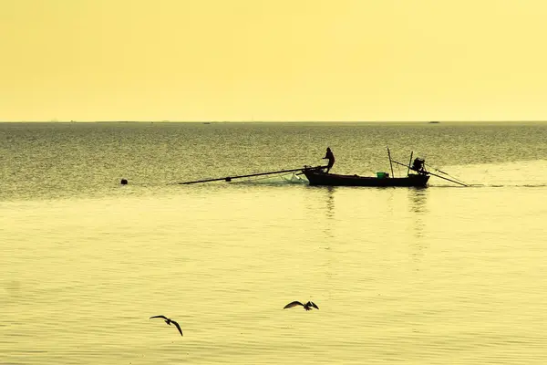Silhueta Pescador tailandês vai no oceano em pesca tradicional — Fotografia de Stock