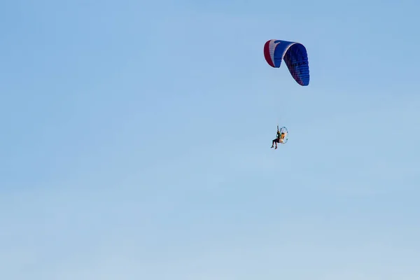 Paramotor, Paraquedas, Parapente voando no céu por do sol — Fotografia de Stock