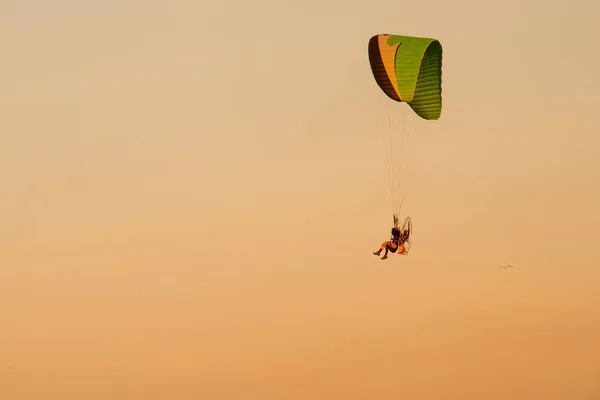 Silhueta Paramotor, Paraquedas, Parapente voando ao pôr do sol — Fotografia de Stock