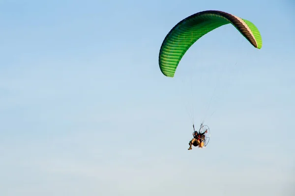 夕焼けの空を飛んでいるパラモーター、パラシュート、パラグライダーで飛ぶ — ストック写真