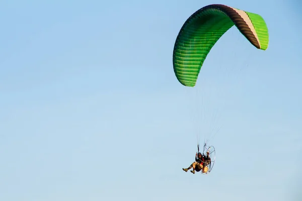 Paramotor, fallskärm, paraglida flyger i solnedgång himlen — Stockfoto