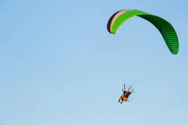 Paramotor, Fallschirm, Gleitschirmflug am Himmel bei Sonnenuntergang — Stockfoto