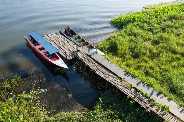 Hastighetsbåt på vannet i Kwai ved Kanchanaburi, T – stockfoto