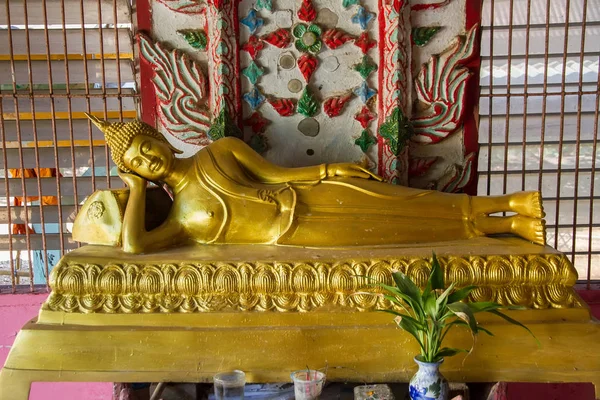 Wat Somdej Sangkhlaburi, Kanch, tapınakta altın Buddha Statue — Stok fotoğraf