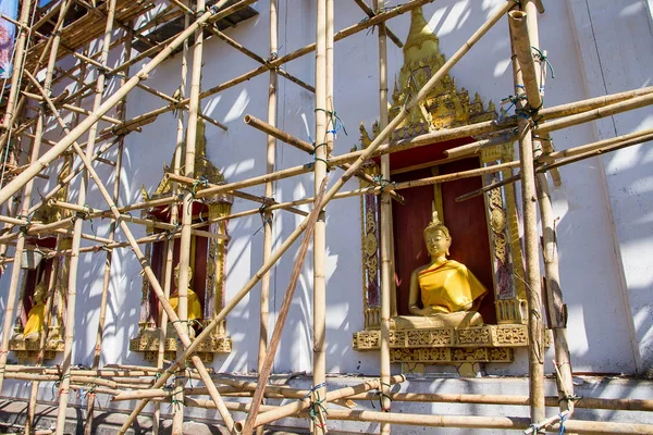 Estátua de Buda de Ouro em construção templo em Wat Somdej — Fotografia de Stock
