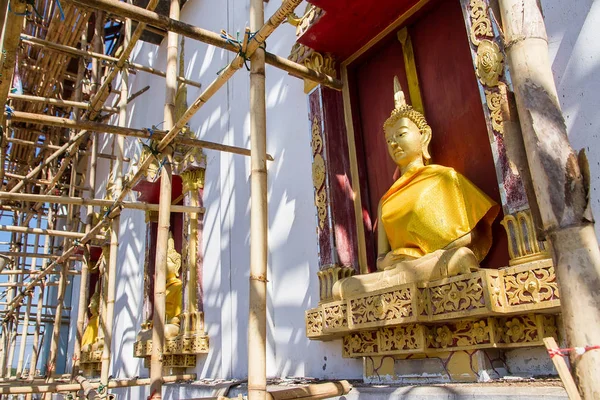Goldene Buddha-Statue im im Bau befindlichen Tempel am wat somdej — Stockfoto